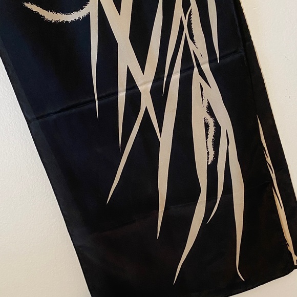 1970’s Minimalist Scarf by Vana - Picture 4 of 6